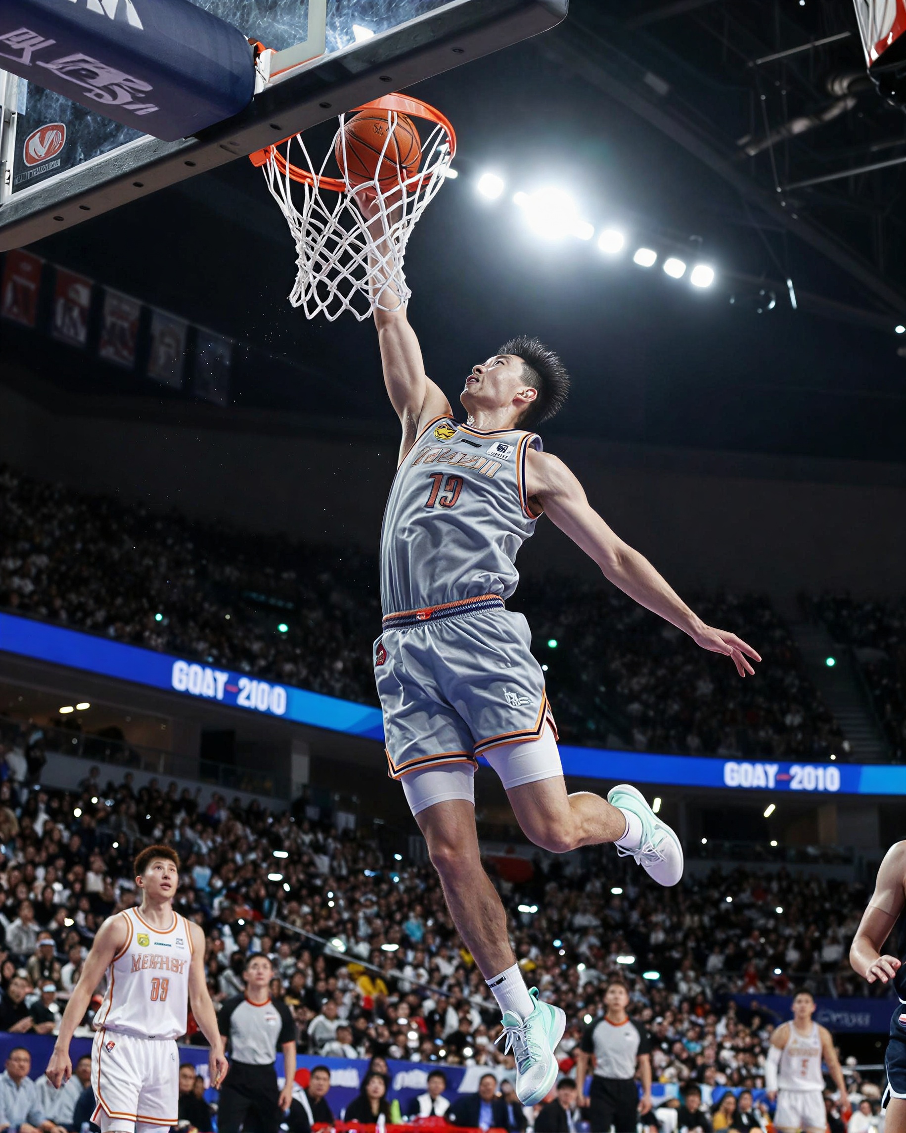 um jogador de basquete saltando para uma enterrada dentro de uma arena coberta lotada, fotografia de ação esportiva, movimento congelado no auge do salto, ilumi